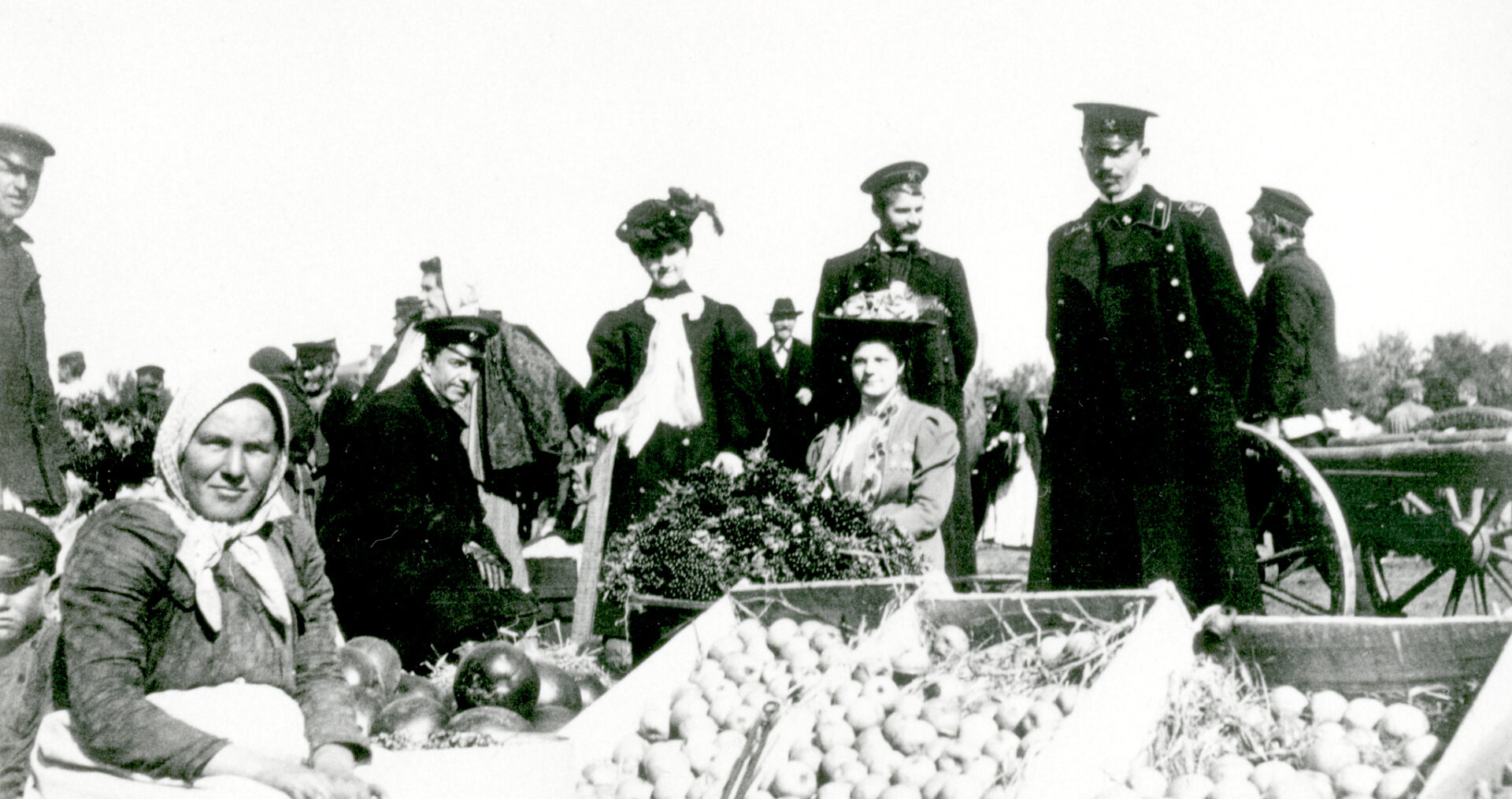 D381/4/34 British and Ukrainian people at a produce market