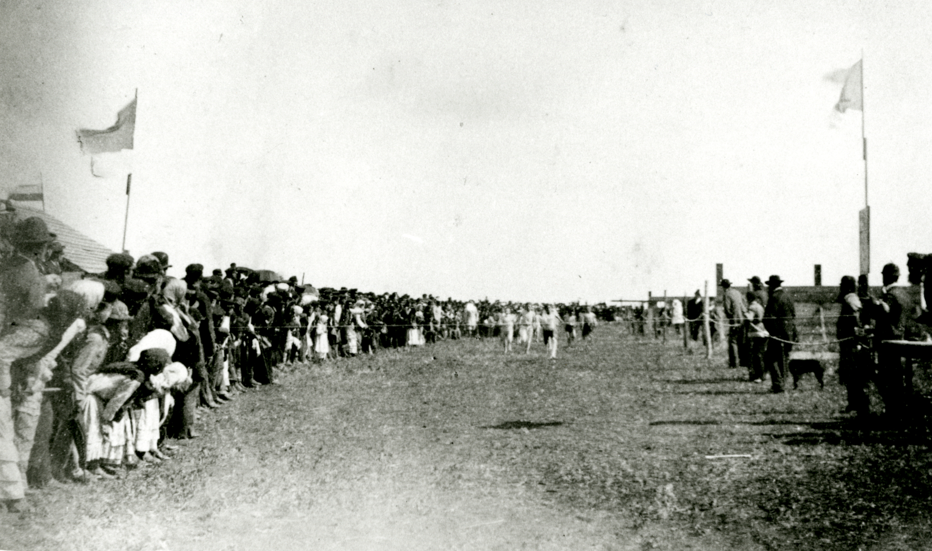 DNMW44/62 Foot race, competitors approaching finish line