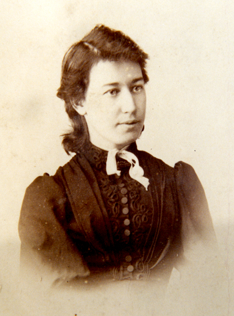 DX409/11 Portrait photograph of Annie Gwen Jones, c1890