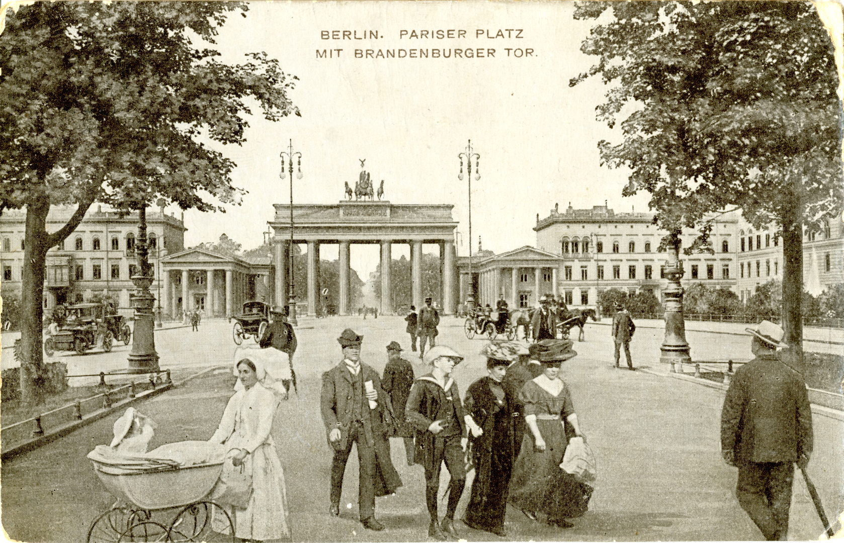 DX519/14 Picture postcard of Pariser Platz and the Brandenburg gate, Berlin