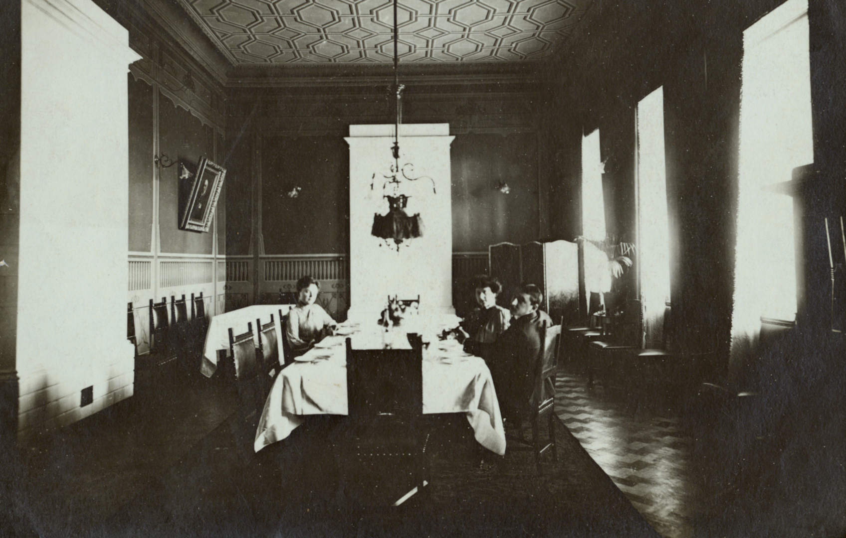 DX627/9/1 DX627/9/1 - Interior of Hughes family house at Hughesovka