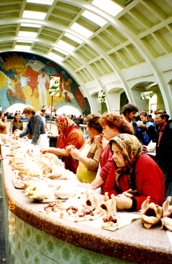 DX681/1/9 (23) A market in Donetsk 1990s
