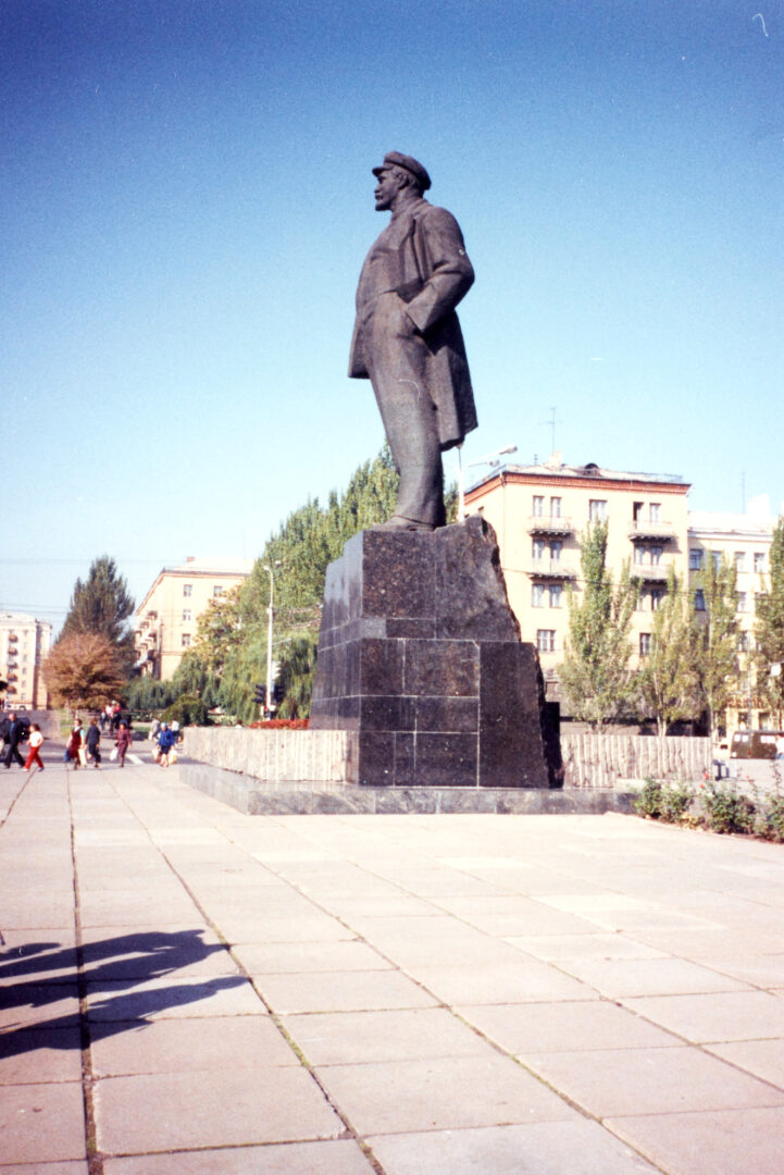 DX681/1/9 (24) Donetsk 1990s A statue of Lenin
