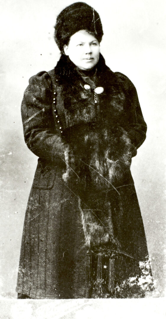 DX694/5/1 Elizabeth Mary Perry (née James), in winter coat and furs, Krivoi Rog, Circa 1910