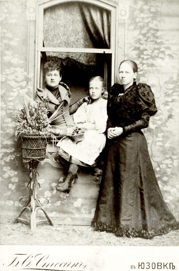 DX700/7 Sabina Penkova/Borzenko, with two friends at a photographer’s studio window, Hughesovka, 1890s
