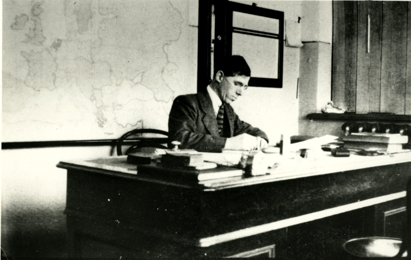 DX726/1 Percy Cartwright at his desk in the New Russia Company’s laboratories c1912