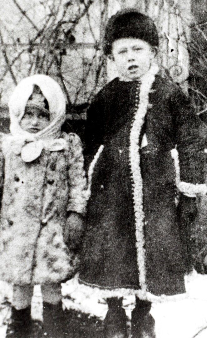 DX785/1/1-18 DX785/1/1-18 - Photographs of Calderwood family and friends in Hughesovka