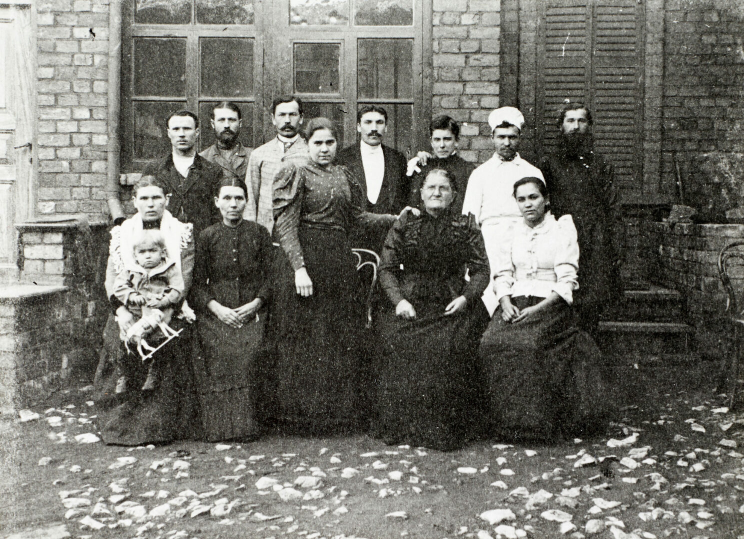 DXGC232/16 Hughes family, servants and friends on the house steps